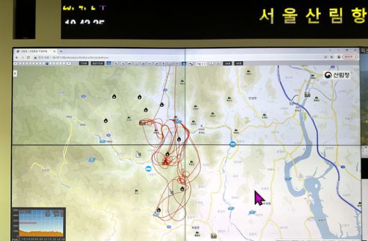 지난 2일 중앙일보가 방문한 서울산림항공관리소 산림재난상황실 모니터에 경남 산청 화재 현장이 송출되고 있다. 문희철 기자