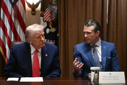 도널드 트럼프 대통령(왼쪽)과 헤그세스 장관. AFP=연합뉴스