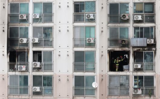 봉천동 방화 용의자 A씨(사망)는 아파트 화재 발생 전인 이날 오전 8시 4분쯤 아파트에서 1.4km 떨어진 봉천동의 한 빌라 앞에서도 방화를 저질렀다. 온라인 커뮤니티 캡처