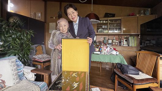 하마다 요시에(98) 여사가 20일 양향자 국민의힘 대선 경선 후보에게 깜짝 선물한 이병철 자개함. 삼성 창업주인 고 이병철 회장이 하마다 시게타카 박사의 전무 승진을 기념해 자필 축하 메모와 함께 선물한 것이다. 김현예 특파원