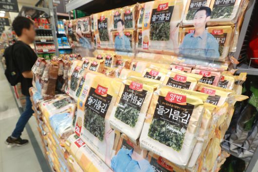 서울 시내 한 대형마트에 진열된 각종 김 제품. 연합뉴스
