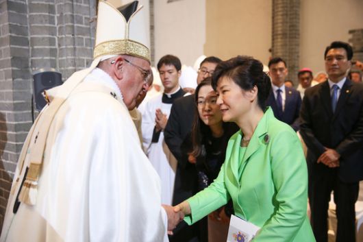 지난 2014년 8월 방한한 프란치스코 교황이 서울 중구 명동성당에서 열린 미사 집전을 위해 입장하면서 일본군 위안부 피해자 할머니들을 만나 위로 하고 있다. 사진공동취재단