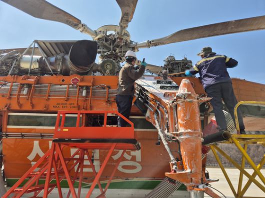 산불 진화용 헬기 수리온의 조종석. 여기서 직접 물의 분사량·속도를 조절할 수 있다. 문희철 기자