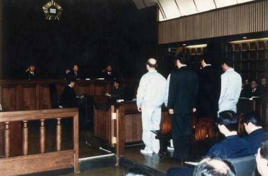 12·12 군사반란과 5·18 민주화운동 당시 내란 및 내란 목적 살인, 뇌물 등 혐의로 구속기소된 전두환(오른쪽)·노태우 전 대통령이 1996년 8월 26일 서울지법 417호 대법정에서 열린 선고공판에 출석한 모습. 연합뉴스