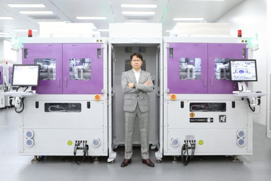 한미반도체의 차세대 HBM용 본딩 장비 ‘TC 본더 그리핀 슈퍼 본딩 헤드’. 곽동신 한미반도체 회장이 장비 앞에서 포즈를 취하고 있다. 사진 한미반도체