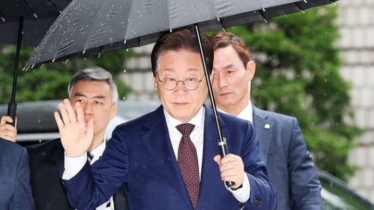 대권 도전에 나선 이재명 더불어민주당 전 대표가 22일 오전 서울 서초구 서울중앙지방법원에서 열린 '대장동 배임 및 성남FC 뇌물' 1심 속행 공판에 출석하며 지지자들에게 손인사를 하고 있다. 뉴스1