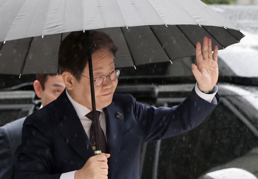 이재명 더불어민주당 대선 경선 후보가 22일 오전 서울 서초동 서울중앙지법에서 대장동 개발 배임 및 성남FC 뇌물 혐의 사건 1심 공판에 출석하며 지지자에 손인사를 하고 있다. 뉴스1