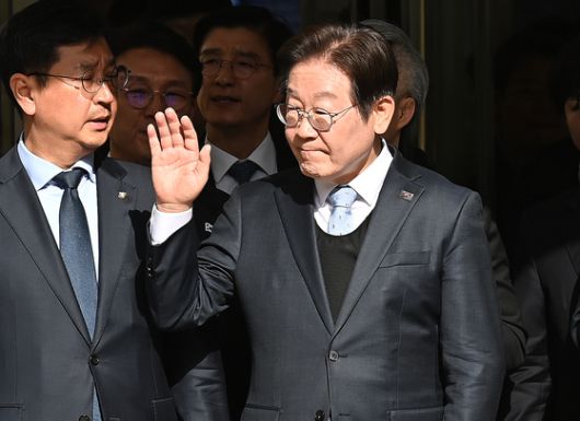 공직선거법 위반 항소심에서 무죄를 선고받은 이재명 더불어민주당 대표가 지난달 26일 오후 서울 서초구 서울고등법원에서 열린 공직선거법 위반 혐의 2심 선고 공판을 마친 뒤 고 지지자들을 향해 인사를 하고 있다. 사진공동취재단