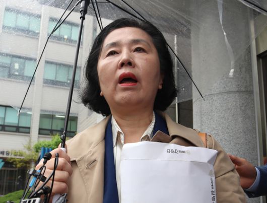 공천 대가 돈 거래 혐의로 구속됐다가 최근 보석으로 풀려난 김영선 전 국민의힘 의원이 22일 오전 경남 창원시 성산구 창원지방법원에서 열린 4차 공판에 출석하며 취재진 질문에 답하고 있다. 뉴스1