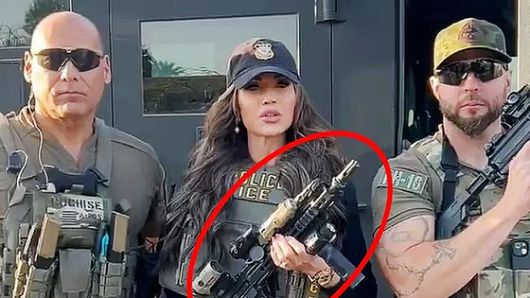 크리스티 놈 미 국토안보부 장관이 8일(현지시간) 애리조나주에서 범죄를 저지른 불법 이민자들을 체포하는 모습의 홍보 영상에 등장했다. X 영상 캡처