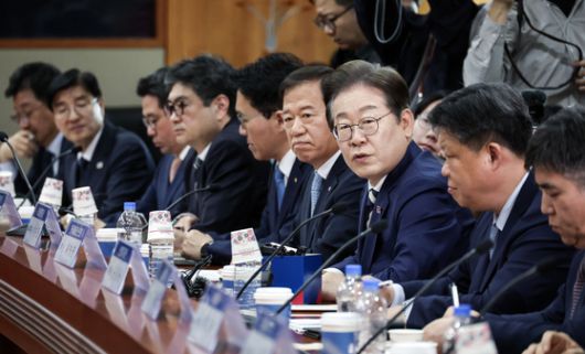 이재명 더불어민주당 대선 경선 후보가 21일 오전 서울 여의도 금융투자협회에서 열린 자본시장 활성화를 위한 정책간담회에서 행사장 마이크를 끈 채 발언하고 있다. 김성룡 기자