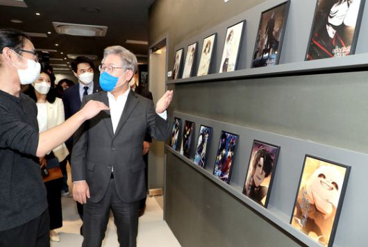 2021년 11월 3일 이재명 당시 더불어민주당 대선 후보가 경기도 부천시 부천테크노밸리 U1센터에서 진행된 ‘K-웹툰의 역사를 다시 쓰는 웹툰작가들과 만나다’ 간담회에 참석해 웹툰 작업공간을 둘러보고 있다. 국회사진기자단