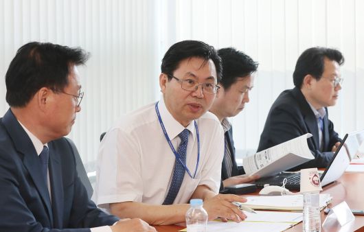 2017년 5월 30일 이한주 당시 국정기획자문위원회 경제1분과 위원장이 서울 종로구 금융감독원 연수원에 마련된국정기획자문위원회에서 열린 수출입은행 업무보고에서 모두 발언을 하고 있다. [연합뉴스]