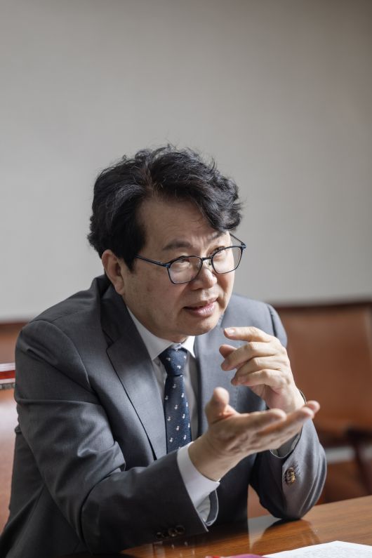 이한주 민주연구원장은 “기본사회에서 ‘성장’과 ‘분배’는 대립 관계가 아닌 서로의 필요충분 조건”이라고 소신을 피력했다. 최기웅 기자