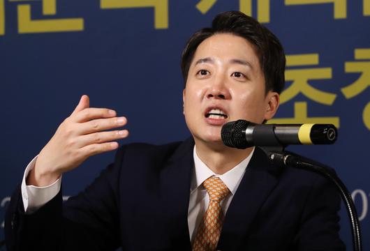 이준석 개혁신당 대선 예비후보가 지난 17일 오전 대구 남구 이천동 대구아트파크에서 열린 아시아포럼21 초청토론회에 참석해 질문에 답하고 있다. 뉴스1