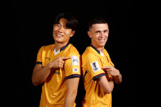 광주 FC 박태준(왼쪽)과 아사니. 김현동 기자
