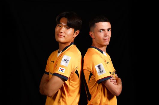 광주 FC 박태준(왼쪽)과 아사니. 김현동 기자