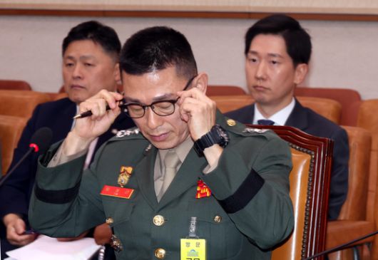 임성근 전 해병대 1사단장이 지난해 10월 14일 서울 여의도 국회 법제사법위원회에서 열린 공위공직자범죄수사처에 대한 국정감사에서 안경을 고쳐쓰고 있다. 뒷줄 오른쪽은 '임성근 구명 로비 의혹 제보자'인 김규현 변호사. 뉴시스