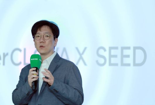 성낙호 네이버클라우드 하이퍼스케일 AI 기술 총괄이 23일 네이버 스퀘어 역삼점에서 열린 '테크밋업' 기자간담회에서 네이버가 새롭게 내놓은 경량화 AI 모델에 대해 발표하고 있다. 사진 네이버클라우드