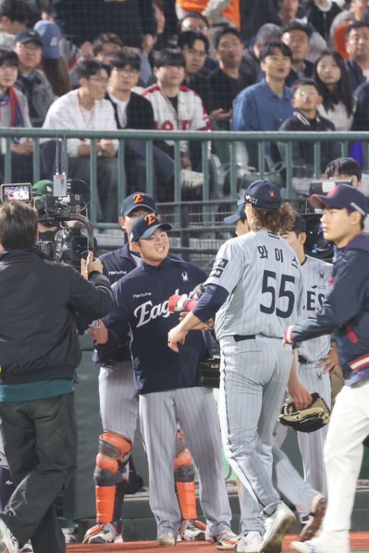 5회를 마친 뒤 더그아웃으로 돌아가며 동료들의 환영을 받는 와이스(55번). 연합뉴스