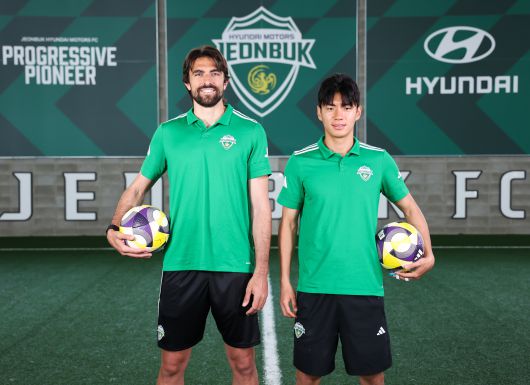 프로축구 전북 현대의 콤파뇨(왼쪽)와 전진우. 장정필 객원기자