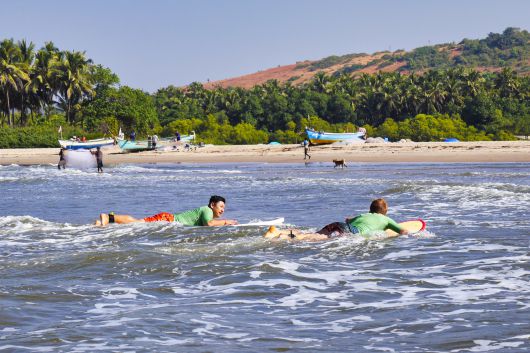 고아는 아라비아해에서 밀려오는 잔잔한 파도 위에서 서핑을 배우기에 좋다. 한 달 동안 외국인 강사에게 서핑을 배웠다. 사진 김은덕, 백종민
