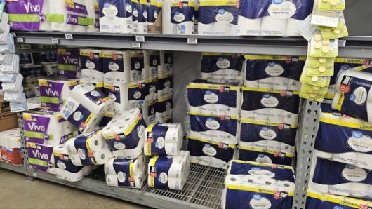 도널드 트럼프 대통령의 전세계 모든 국가를 상대로 한 10%의 보편관세(각국별 상호관세 부과는 9일) 부과를 하루 앞둔 지난 4일(현지시간) 미국 워싱턴DC 인근 버지니아 페어팩스 카운티에 있는 코스트코와 월마트 등 대형마트에는 화장지 등 생활 필수품의 가격이 오르기 전에 미리 구입하려는 사람들이 경쟁적으로 물건을 구입하고 있다. 워싱턴=강태화 특파원