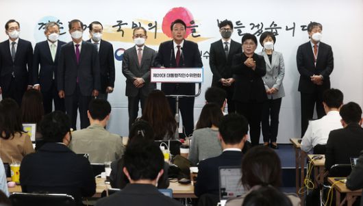 2022년 4월 13일 당시 윤석열 대통령 당선인이 서울 종로구 통의동 대통령직인수위원회 기자회견장에서 윤석열 정부 2차 조각 인선 결과를 발표하고 있다. 윤 당선인은 이 자리에서 사회부총리 겸 교육부 장관에 김인철 전 한국외국어대 총장, 법무부장관에 한동훈 검사장, 외교부 장관에 박진 의원, 통일부 장관에 권영세 의원, 행정안전부 장관에 이상민 전 국민권익위원회 부위원장, 환경부 장관에 한화진 한국환경연구원 명예연구위원, 해양수산부 장관에 조승환 전 해양수산과학기술원장, 중소벤처기업부 장관에 이영 국민의힘 의원을 각각 내정했다. 윤석열 정부 초대 대통령 비서실장에는 김대기 전 청와대 정책실장이 임명됐다. 뉴스1