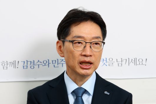 김경수 더불어민주당 대선 경선 후보가 21일 캠프 사무실에서 중앙일보와 인터뷰하고 있다. 김현동 기자.