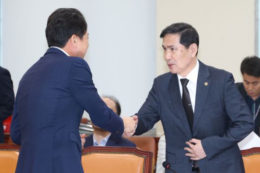 23일 오전 서울 여의도 국회에서 열린 국방위원회 제1차 법률안심사소위원회에서 부승찬 위원장과 김선호 국방부장관 직무대행이 인사나누고 있다. 뉴스1