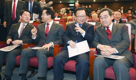 3월 6일 대한민국 헌정회와 민주화추진협의회가 공동으로 주최한 분권형 권력구조 개헌 대토론회에 참석한 안철수(왼쪽 끝) 의원의 모습. 임현동 기자