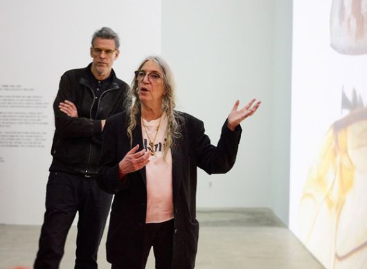 전시 작품을 설명하는 패티 스미스(오른쪽)와 스테판 크라스닌스키. 사진 piknic