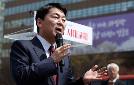 안철수 국민의힘 의원은 4월 8일 광화문광장 이순신동상 앞에서 대선 출마를 선언했다. [중앙포토]