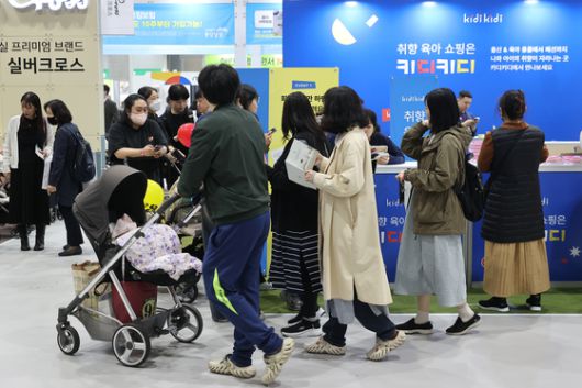 서울 강서구 마곡동 코엑스 마곡에서 열린 '2025 마이비 마곡 베이비페어&유아교육전'에서 방문객들이 육아용품을 살펴보고 있다. 연합뉴스
