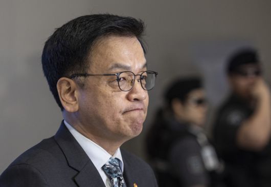 최상목 부총리 겸 기획재정부 장관이 미국 워싱턴 DC에서 열리는 '한미 2+2 통상 협의'와 '주요 20개국(G20) 재무장관회의'에 참석차 22일 인천공항을 통해 출국하기 전 짤막한 인터뷰를 마친 뒤 굳은 표정을 짓고 있다.연합뉴스