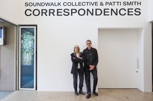 사운드워크 컬렉티브를 이끄는 스테판 크라스닌스키(오른쪽)와 패티 스미스가 전시장 입구에 섰다. 사진 piknic
