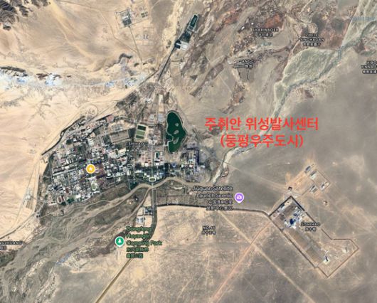 중국 주취안 위성발사센터의 위성사진. 오른쪽 로켓 발사대와 왼쪽 계획도시로 나뉘어 있다. 군사시설로 엄격하게 출입이 통제되는 이곳 주민들은 둥펑우주도시(東風航天城)으로 부른다. 사진 구글어스 캡처