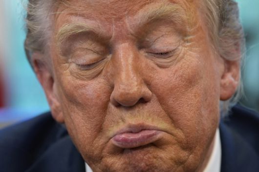 도널드 트럼프 대통령이 23일(현지시간) 백악관 집무실에서 행정 명령에 서명한 진행한 기자들과의 문답에서 중국에 대한 145%의 관세율을 낮출 수 있다는 취지의 발언을 한 뒤 특유의 표정을 짓고 있다. AP=연합뉴스