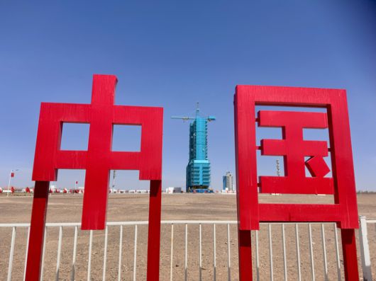 23일 중국 주취안 위성발사센터의 ‘중국’ 표식 뒤로 유인우주선 선저우 20호를 탑재한 창정2F로켓이 마지막 정비를 하고 있다. 지난 1958년 마오쩌둥의 지시로 조성된 둥펑 미사일발사장은 1970년 첫 인공위성 둥방훙1호 발사 이후 중국 우주탐사의 심장으로 기능하고 있다. 주취안=신경진 특파원