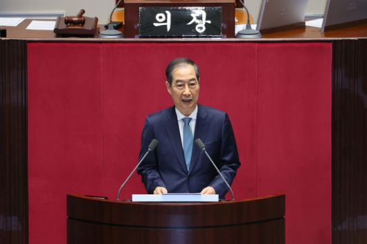 권성동 국민의힘 원내대표가 24일 오전 서울 여의도 국회 본회의장에서 열린 제242회 국회(임시회) 제6차 본회의에서 우원식 국회의장의 발언에 항의하고 있다. 국회사진기자단