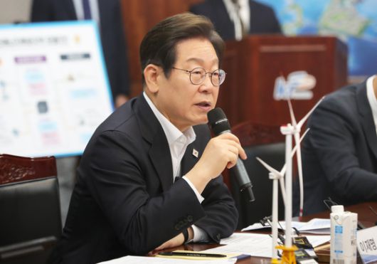 더불어민주당 이재명 대선 경선 후보가 24일 오전 전북 새만금33센터를 방문해 발언하고 있다. 전북사진기자단