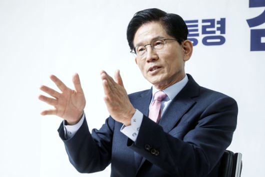 김문수 국민의힘 대선 경선 후보는 지난 22일 중앙일보와의 인터뷰에서 “나는 더불어민주당 이재명 경선 후보와 같은 경기지사를 했고, 재임 8년간 삼성 반도체 평택 유치, GTX 추진 등 10배는 더 일했다”며 “그런데도 이 후보와 달리 기소된 사람이 주변에 한 명도 없다”고 강조했다. 김성룡 기자