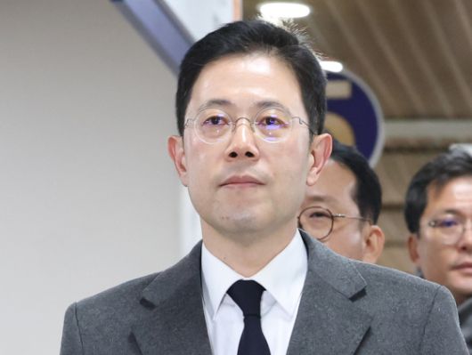 2023년 11월 28일 오후 민주당 관계자들이 서울 여의도 국회 의안과에서 이동관 방송통신위원회 위원장, 이정섭 수원지방검찰청 제2차장검사, 손준성 대구고등검찰청 차장검사에 대한 탄핵소추안을 접수하고 있다. 국회사진기자단