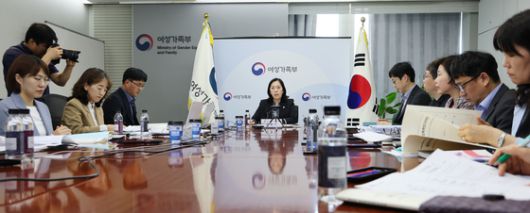 신영숙 여성가족부 장관 직무대행 차관이 24일 서울 종로구 정부서울청사에서 열린 제13차 여성폭력방지위원회 회의에서 모두발언을 하고 있다. 뉴스1