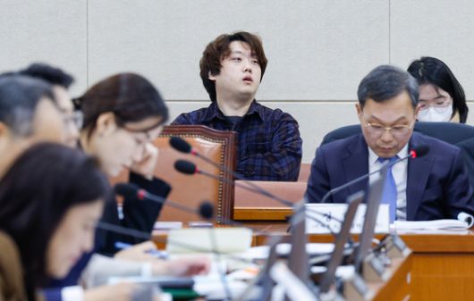 지난 2월 14일국회 보건복지위원회에서 열린 의료인력 수급추계기구 법제화를 위한 공청회에 박단 대한전공의협의회 비상대책위원장이 참석해 방청하고 있다. 뉴스1