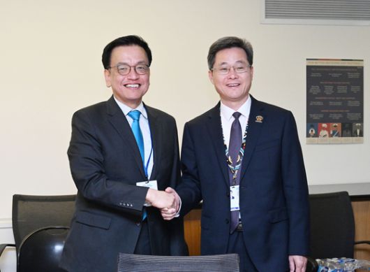 주요 20개국(G20) 재무장관회의 및 국제통화금융위원회(IMFC) 참석을 위해 미국 워싱턴을 방문한 최상목 부총리 겸 기획재정부 장관이 23일(현지시간) 란 포안 중국 재정부장과 인사를 나누고 있다. 기획재정부 제공