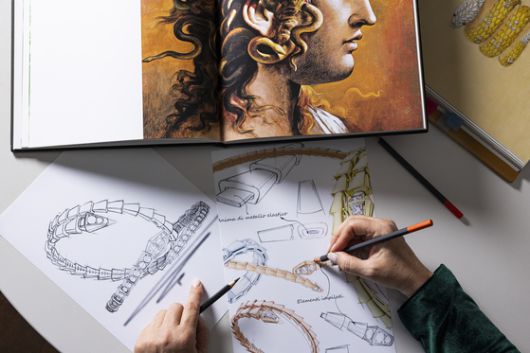 주얼리 디자이너가 고대 로마의 이미지에서 영감을 받아 세르펜티 바이퍼 브레이슬릿을 디자인하고 있는 모습. 사진 불가리