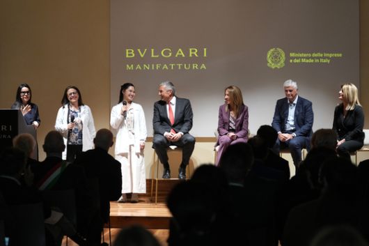 이날 마니파투라 불가리에서 열린 프레스 컨퍼런스에선 스쿠올라 불가리의 스텝들이 불가리 및 관련 임원들과 함께 무대에 올랐다. 흰 가운을 입은 교육 담당자들 옆으로 장-크리스토프 바뱅 불가리 CEO와 엘레나 치오리니 00000000, 파우스타 베르가모토 LVMH 이탈리아 CEO 등이 함께 했다. 사진 불가리