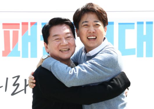 김문수 국민의힘 대선 경선 후보가 25일 서울 여의도 선거사무소에서 공동주택 층간소음 방지 의무화 공약 발표 기자회견을 하고 있다. 뉴스1