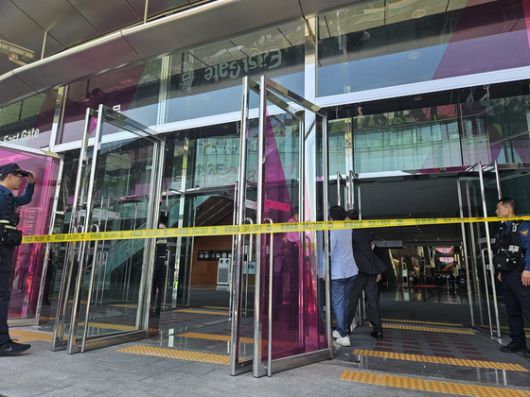 25일 오전 코엑스에서 화재가 발생했으나 35분만에 진압됐다. 건물 관계자들이 배연·배수 작업을 하고 있는 모습. 이수민 기자